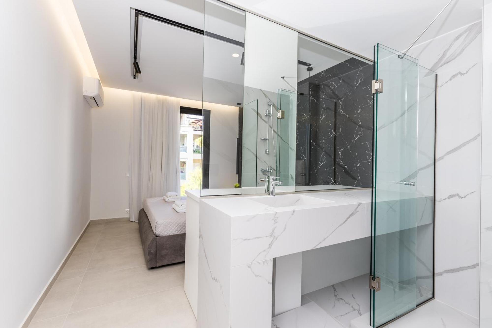 Varkiza Luxury By Raise Vári
